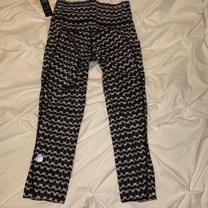 Lululemon Seawheeze Chase Me Crops